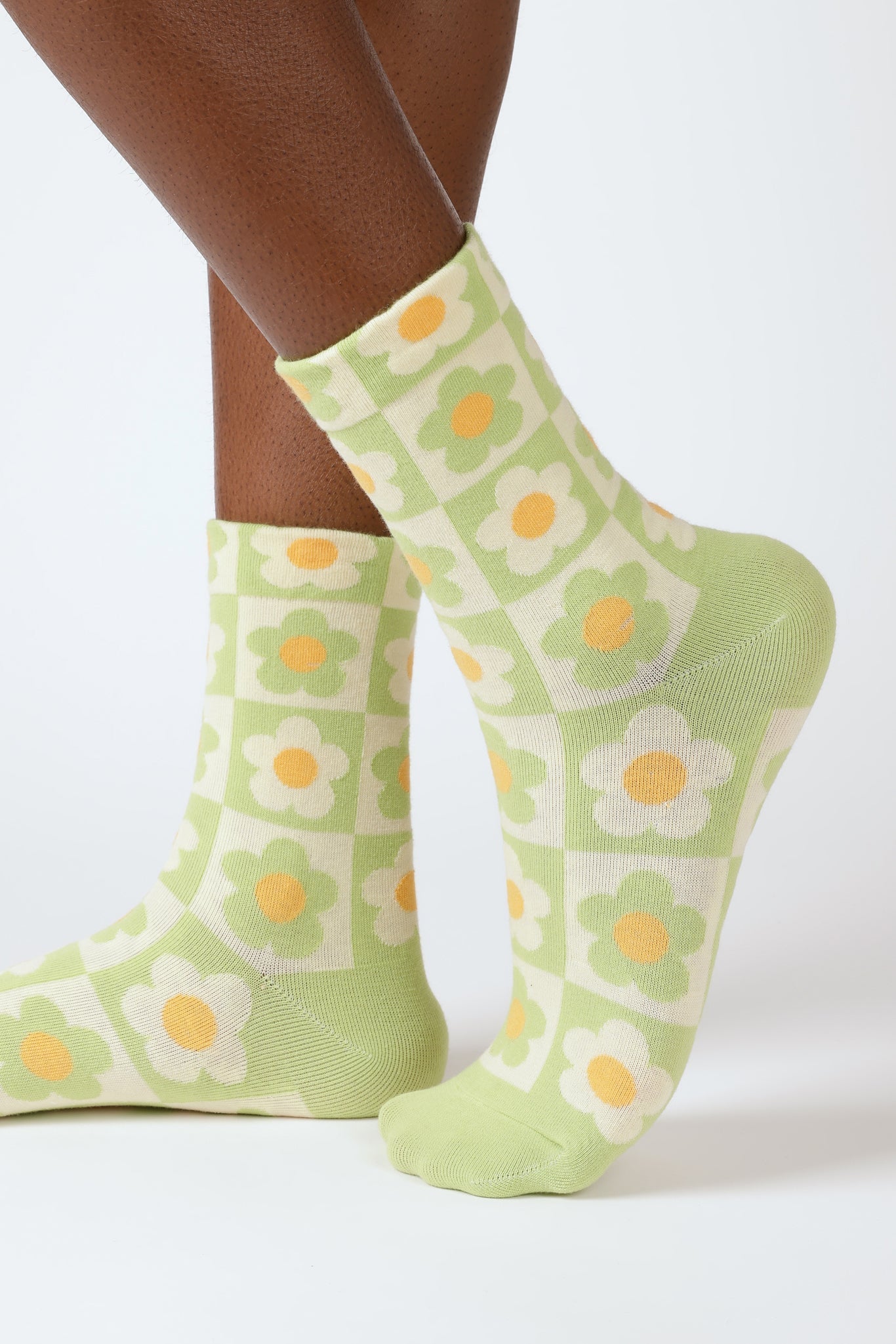 Green daisy checkered socks
