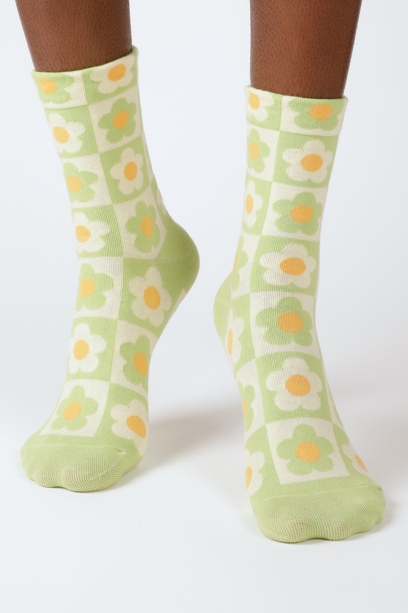 Green daisy checkered socks