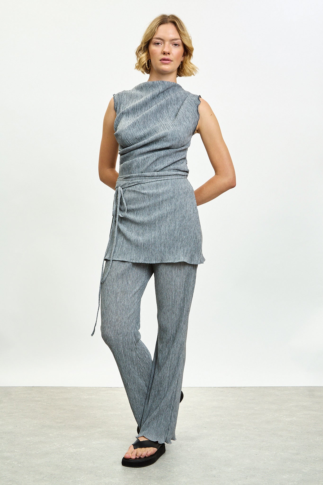 Grey ribbed skirt trousers_4