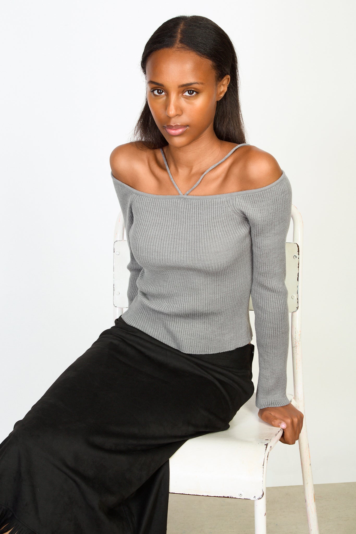 Grey ribbed slim strap detail knit top_5