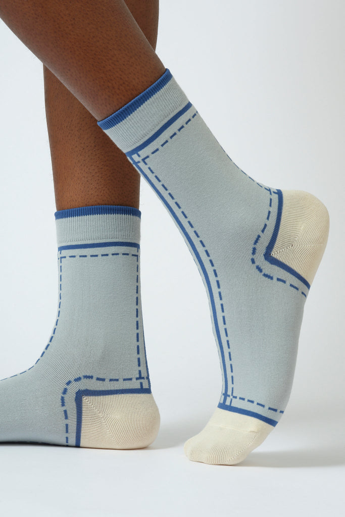 Grey and cream dotted outline graphic socks_1