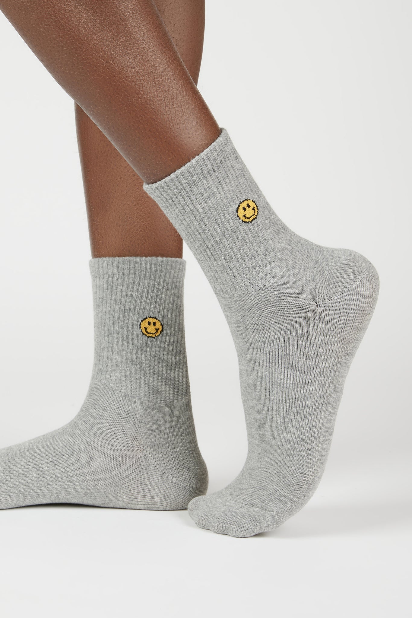 Grey ribbed ankle smiley face socks_1