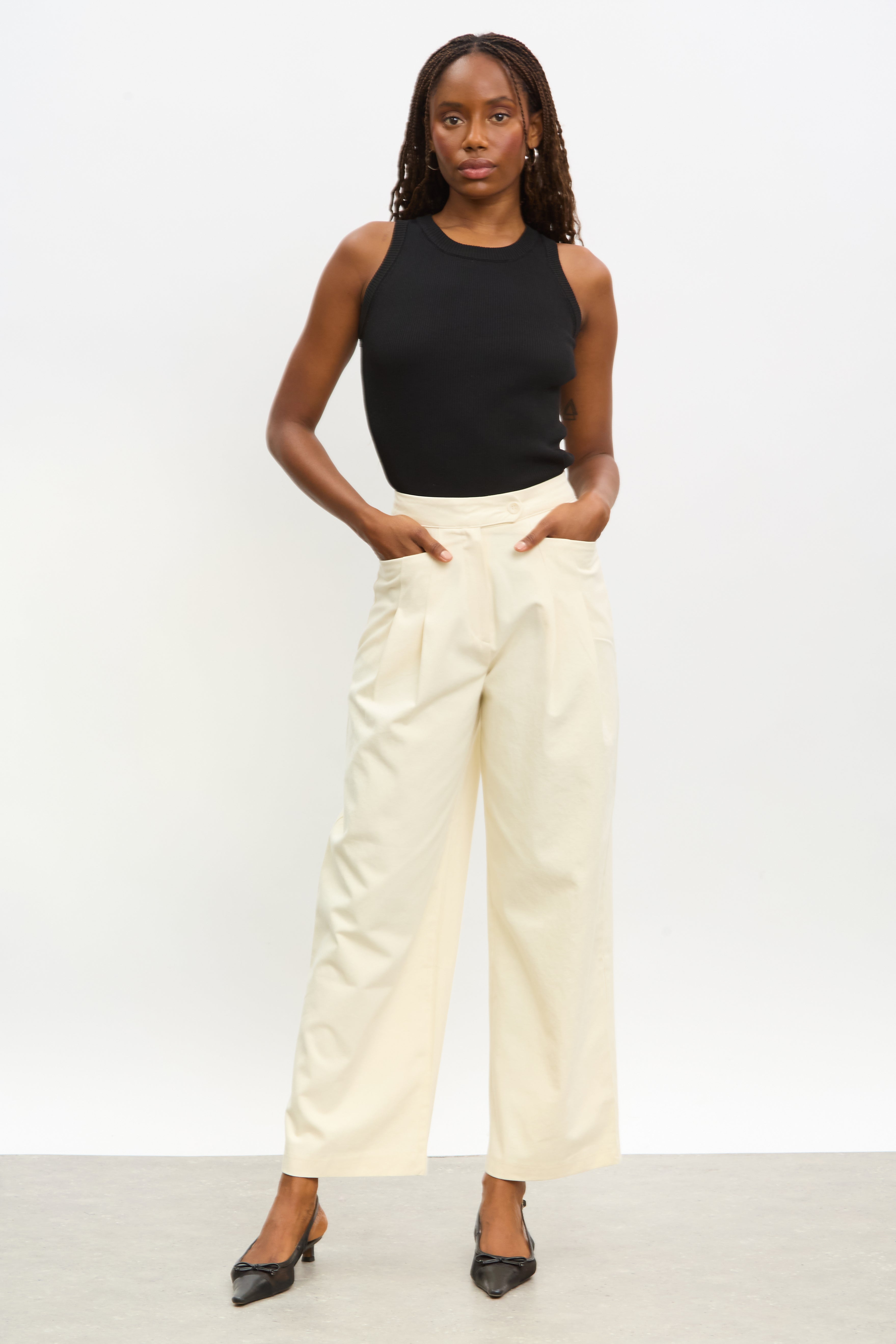 Light beige pleated horizontal pocket trousers_4