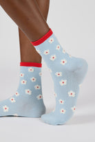Light blue and white fuzzy flower contrast trim socks_2