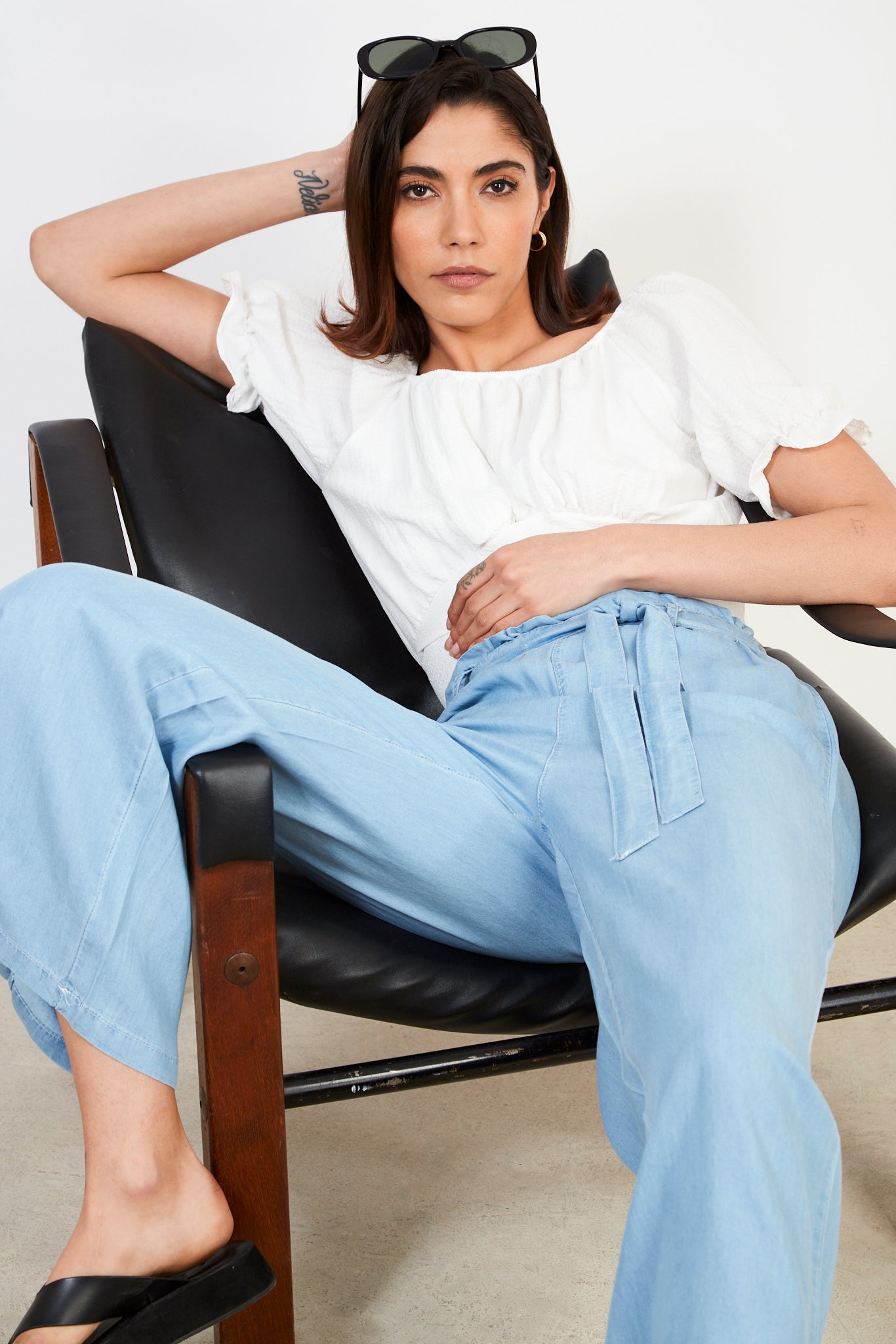 Light blue denim belted wide leg trousers_3