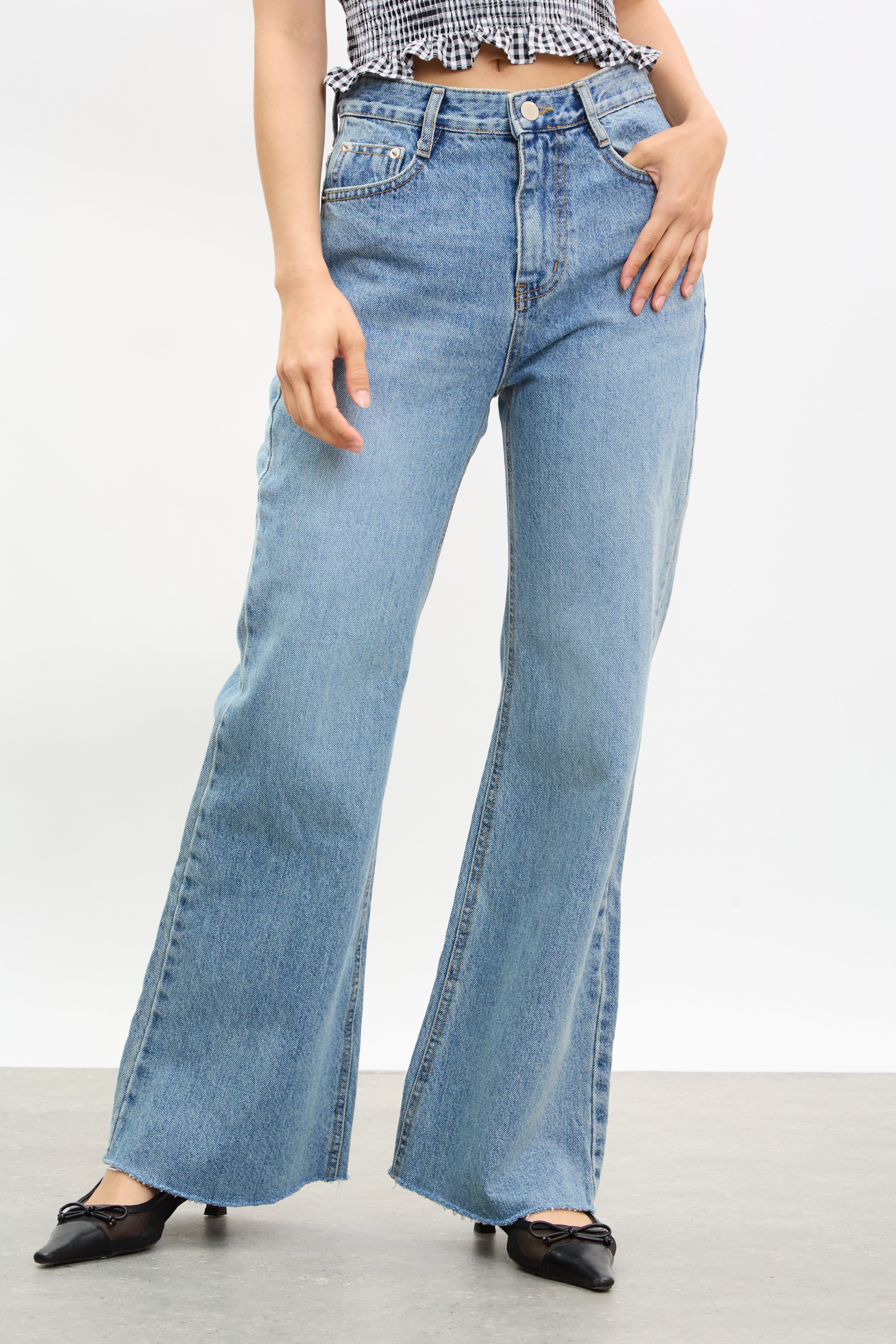 Light blue wide leg frayed hem jeans_1