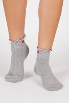 Light grey ruffle trim heart ankle socks_3
