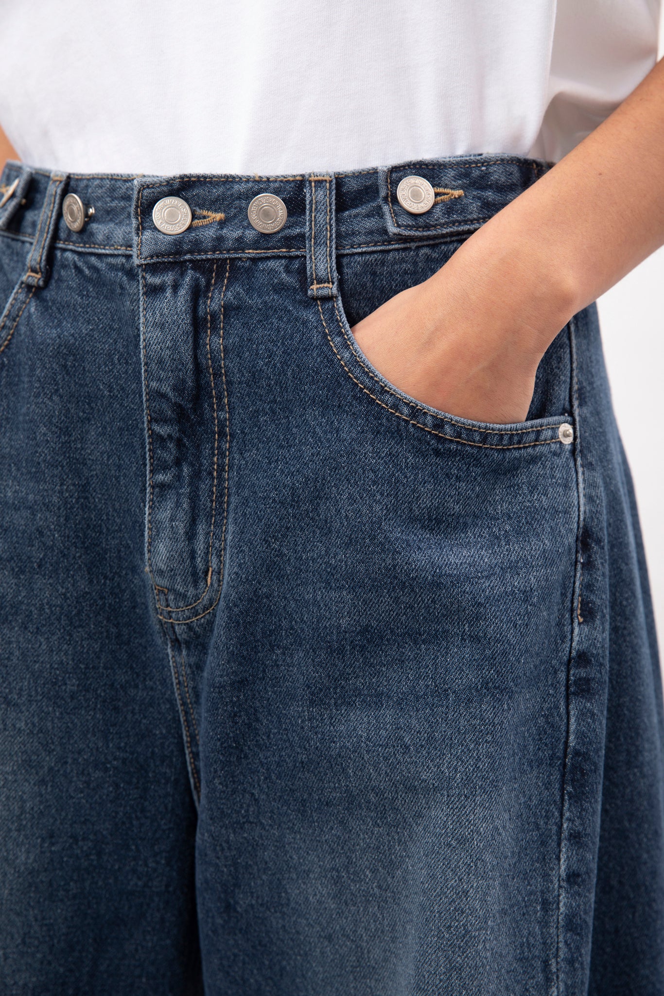 Mid blue denim adjustable waist double button balloon jeans_3