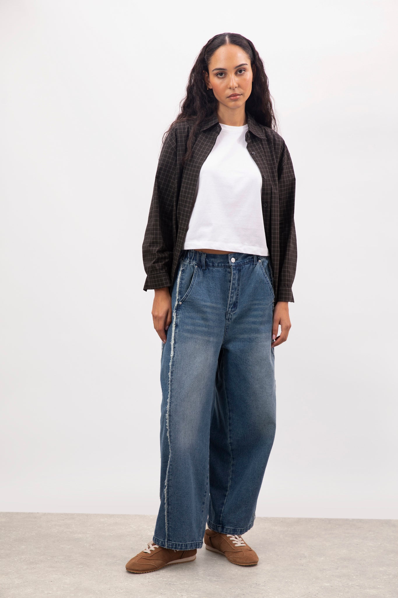 Mid blue frayed seam wide leg jeans_4