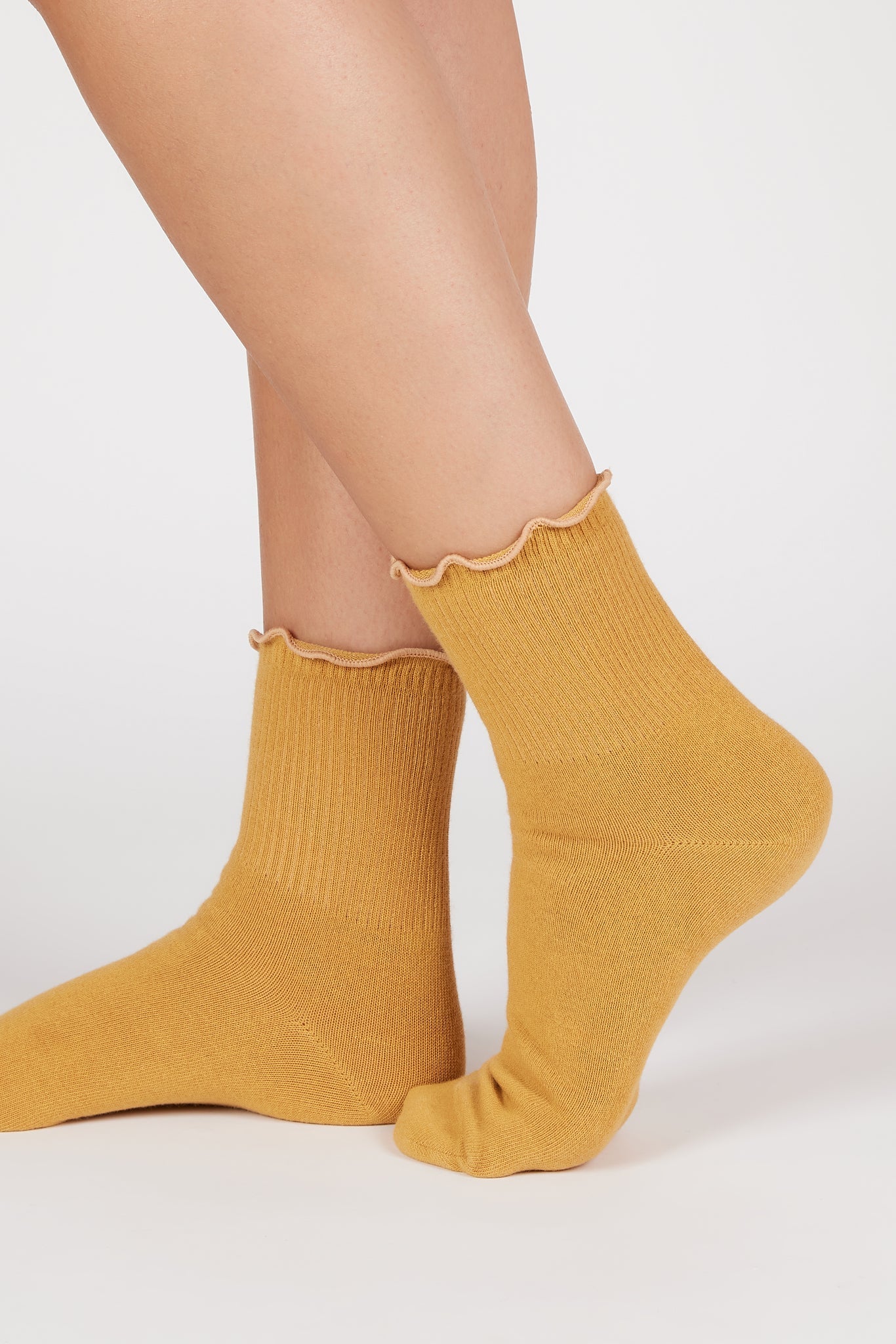 Mustard ruffle trim socks_1