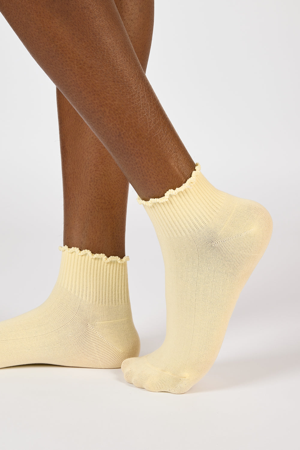 Pale yellow lettuce trim ankle socks_1