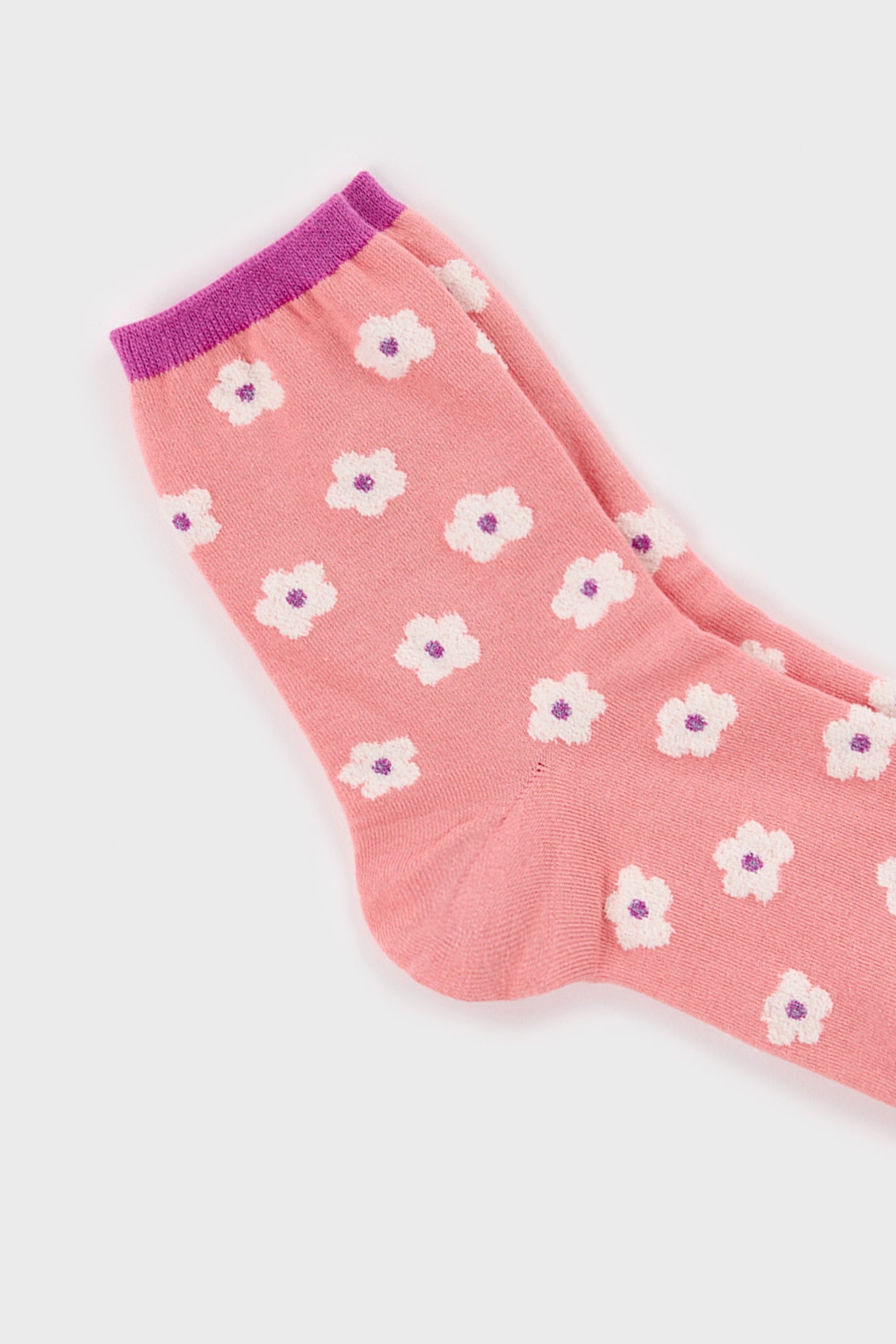 Pink and white fuzzy flower contrast trim socks_4