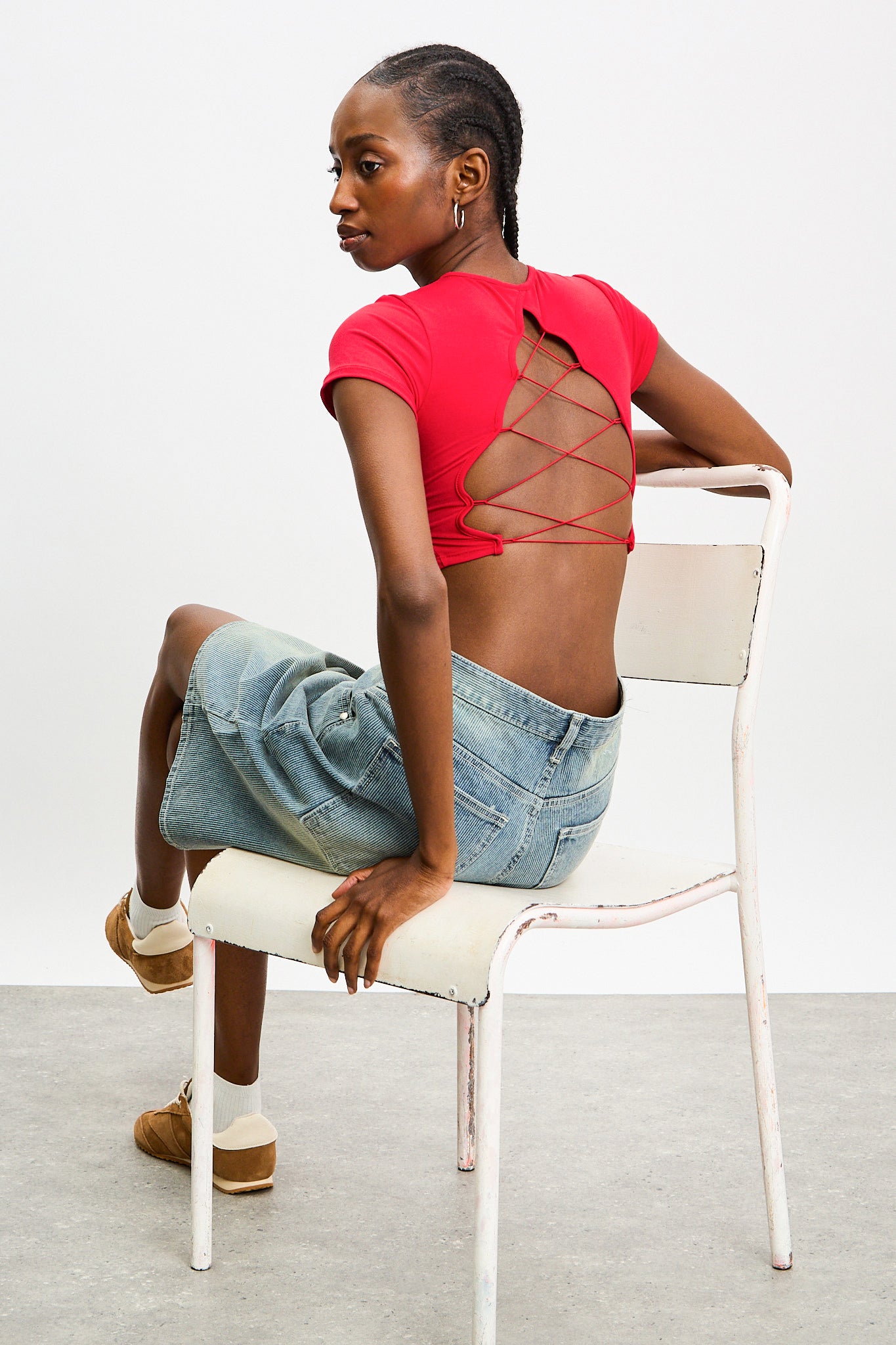 Red open cross back cropped tee_5