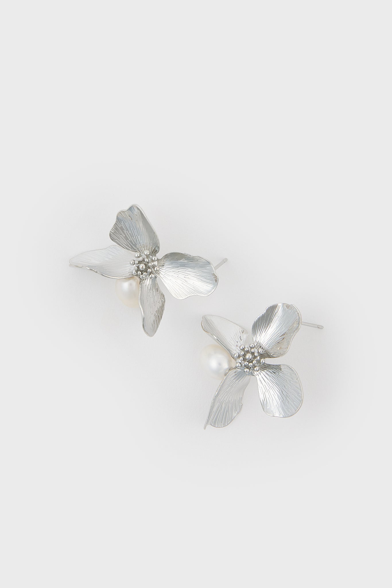 Silver sharp flower petal single pearl earrings_1