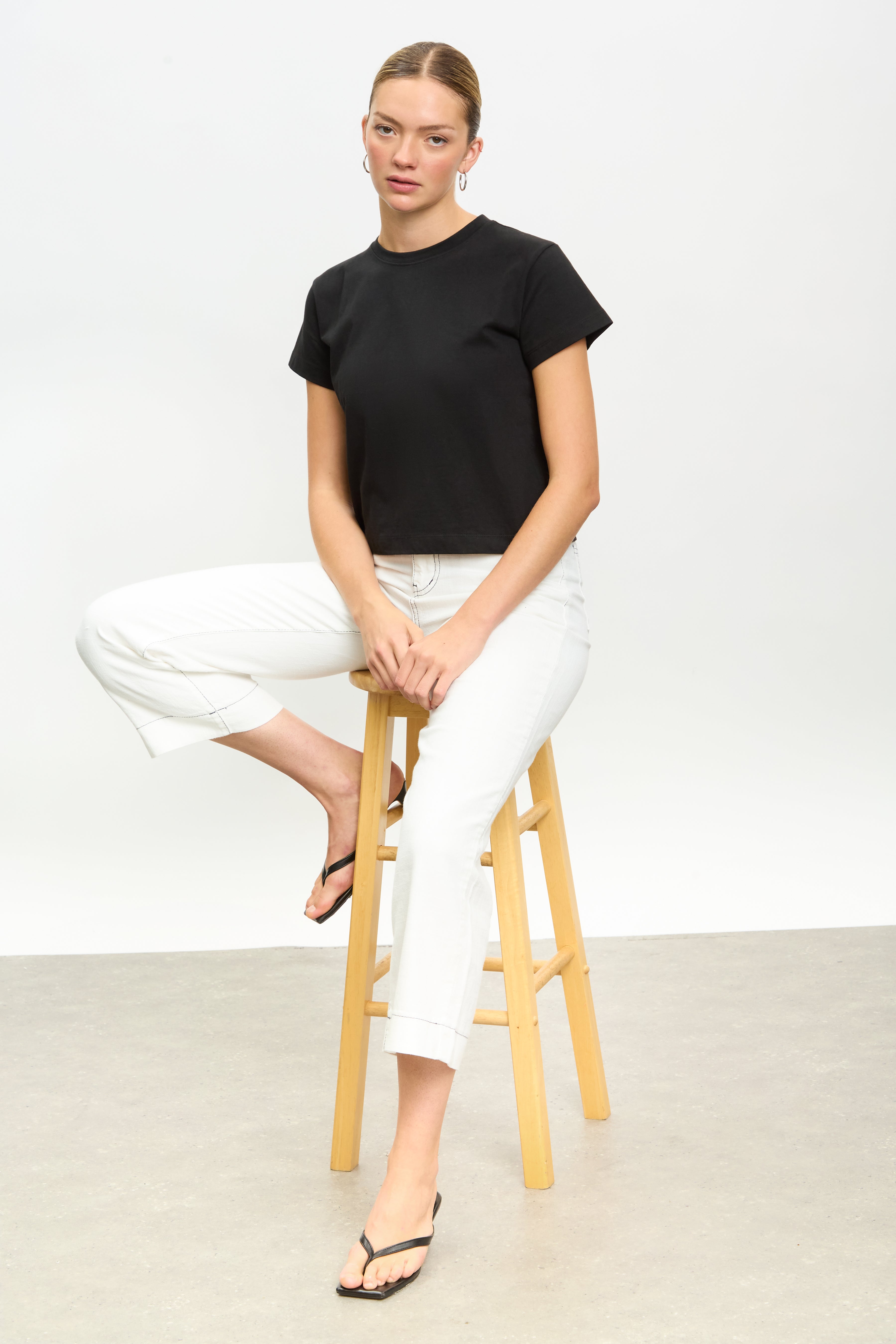 White and black contrast stitch thin wide leg jeans_5