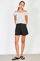 White and black polka dot floral print ruffle top_5