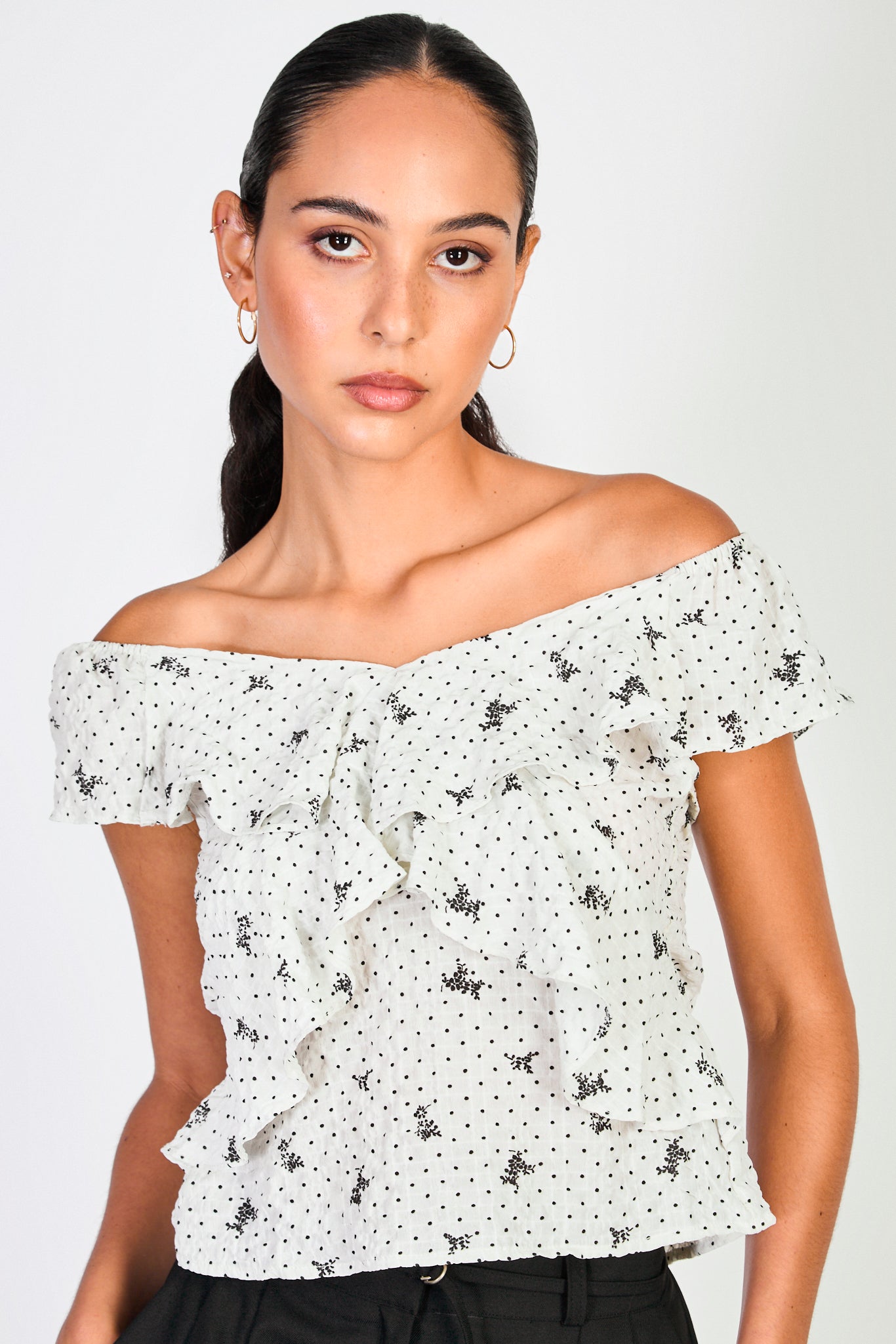 White and black polka dot floral print ruffle top_1