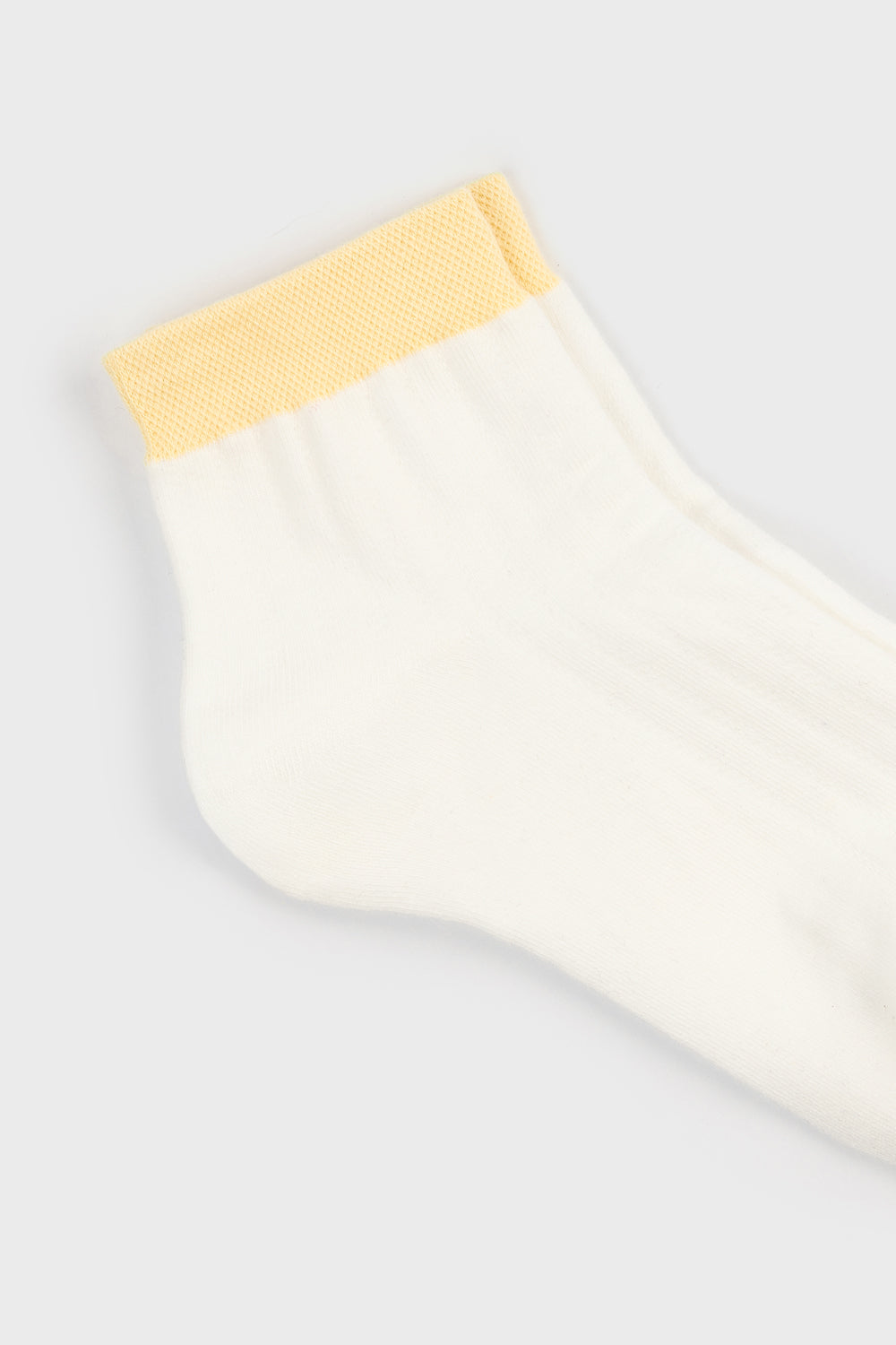 White and pale yellow contrast trim ankle socks_4