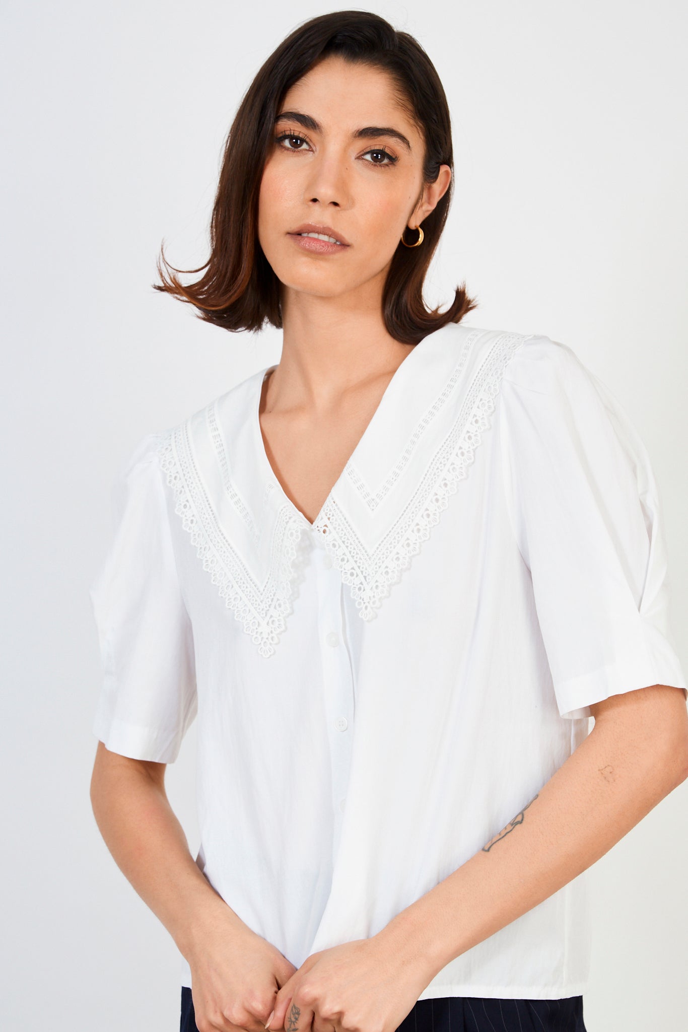 White embroidered collar short sleeved blouse_1
