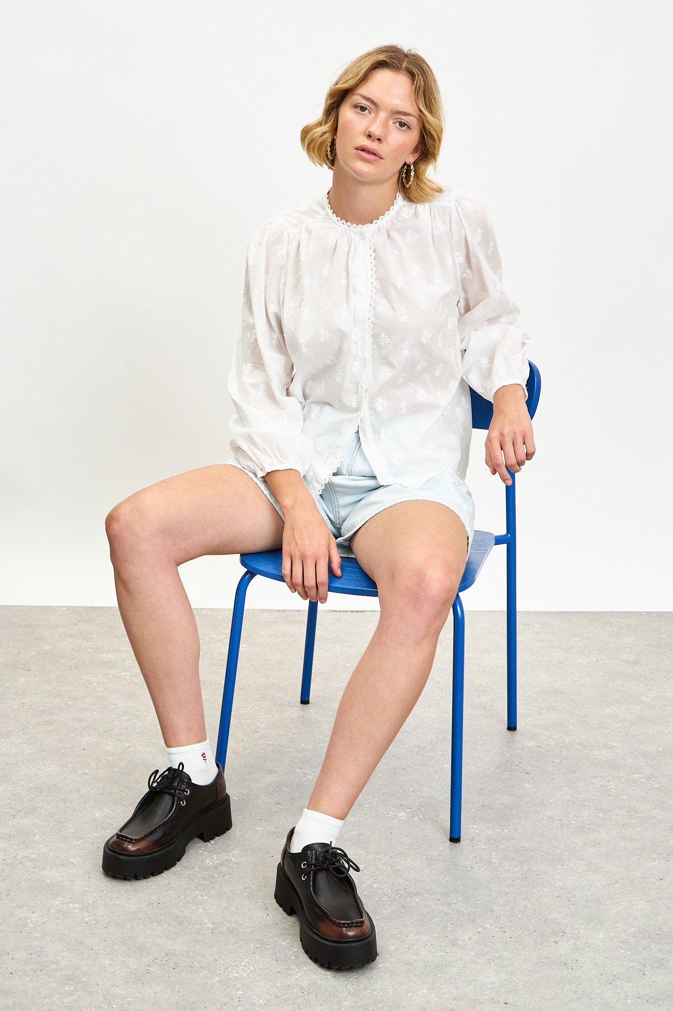 White embroidered flower round neck blouse_5