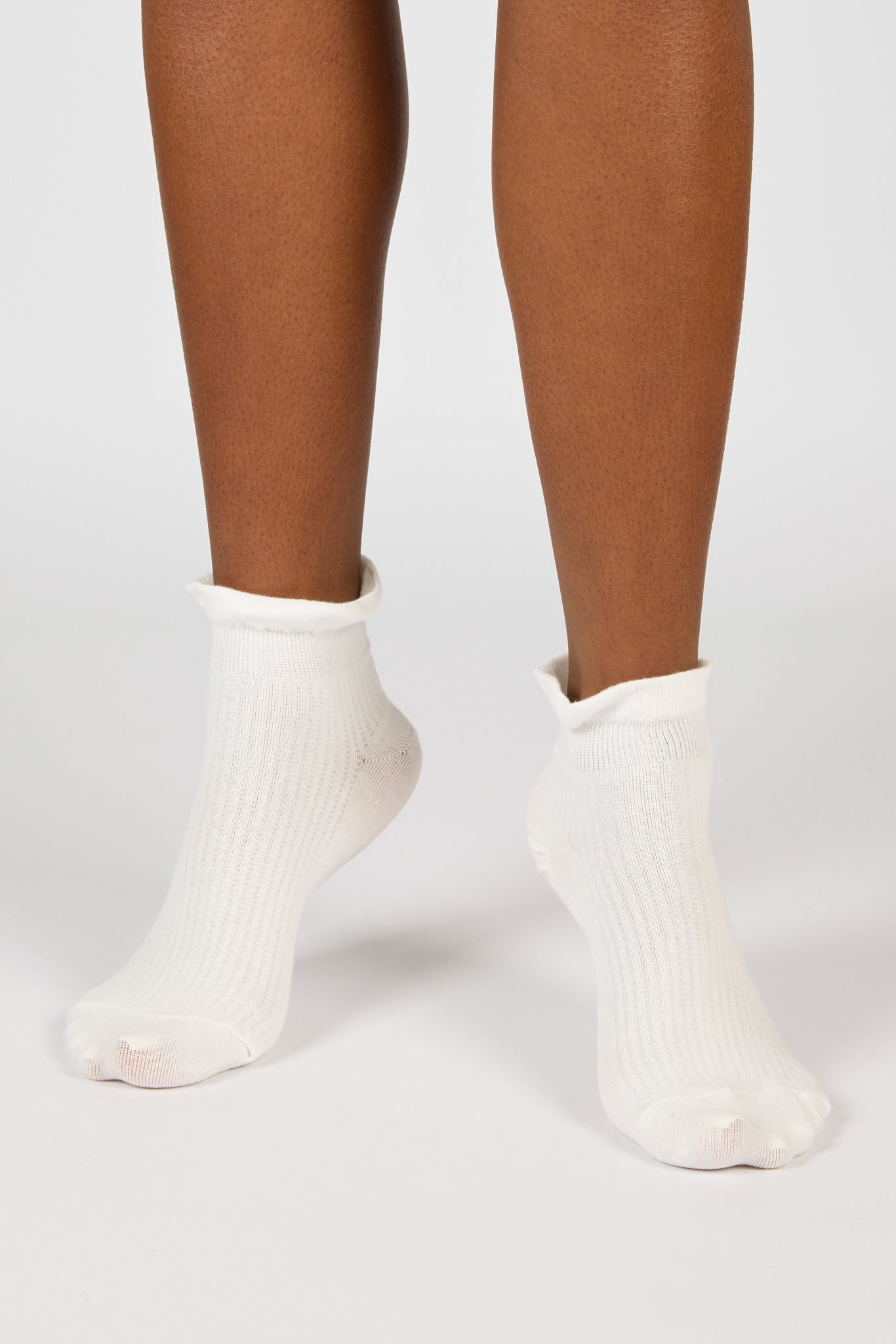 White large ruffle trim ankle socks_4