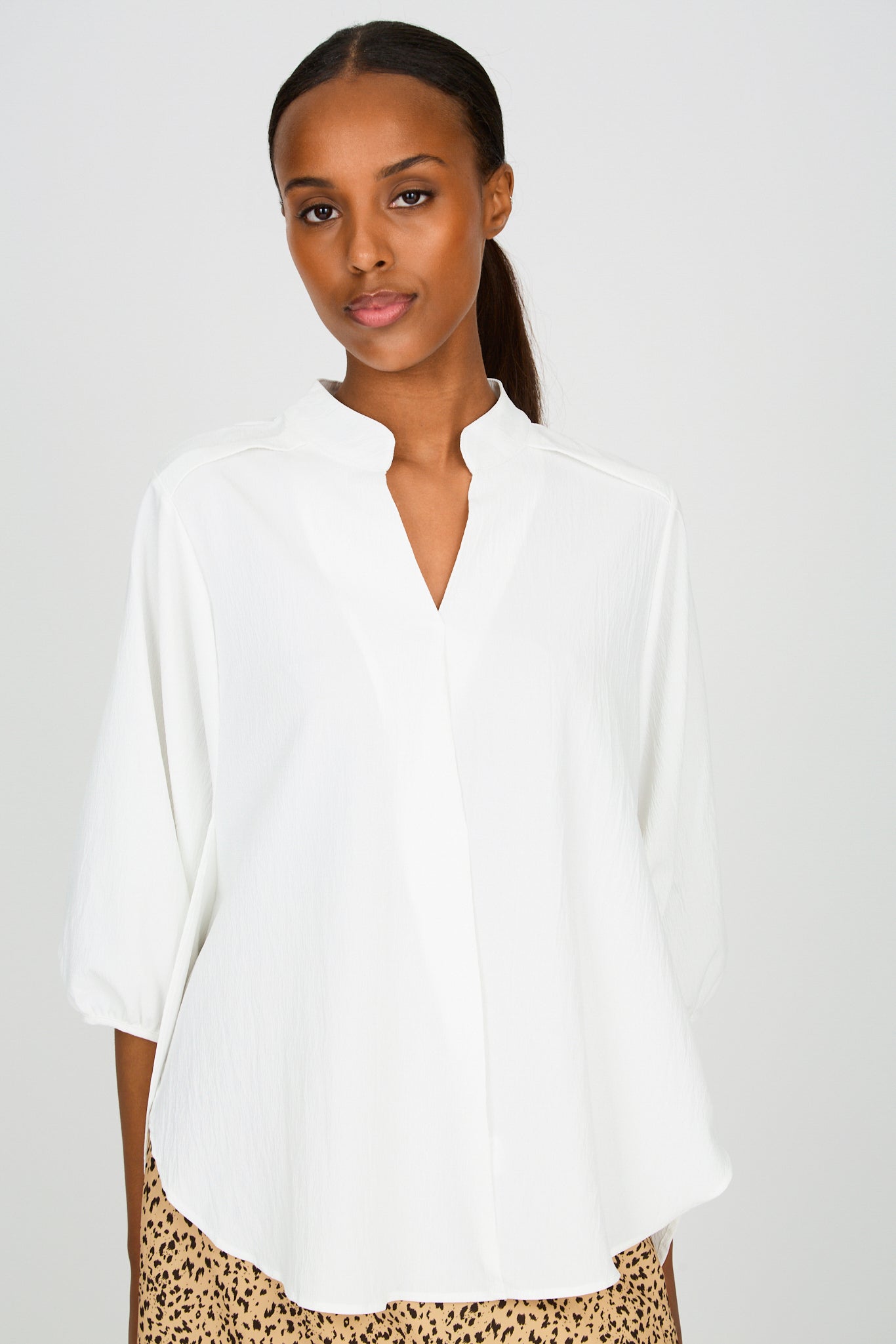 White round collar V tunic