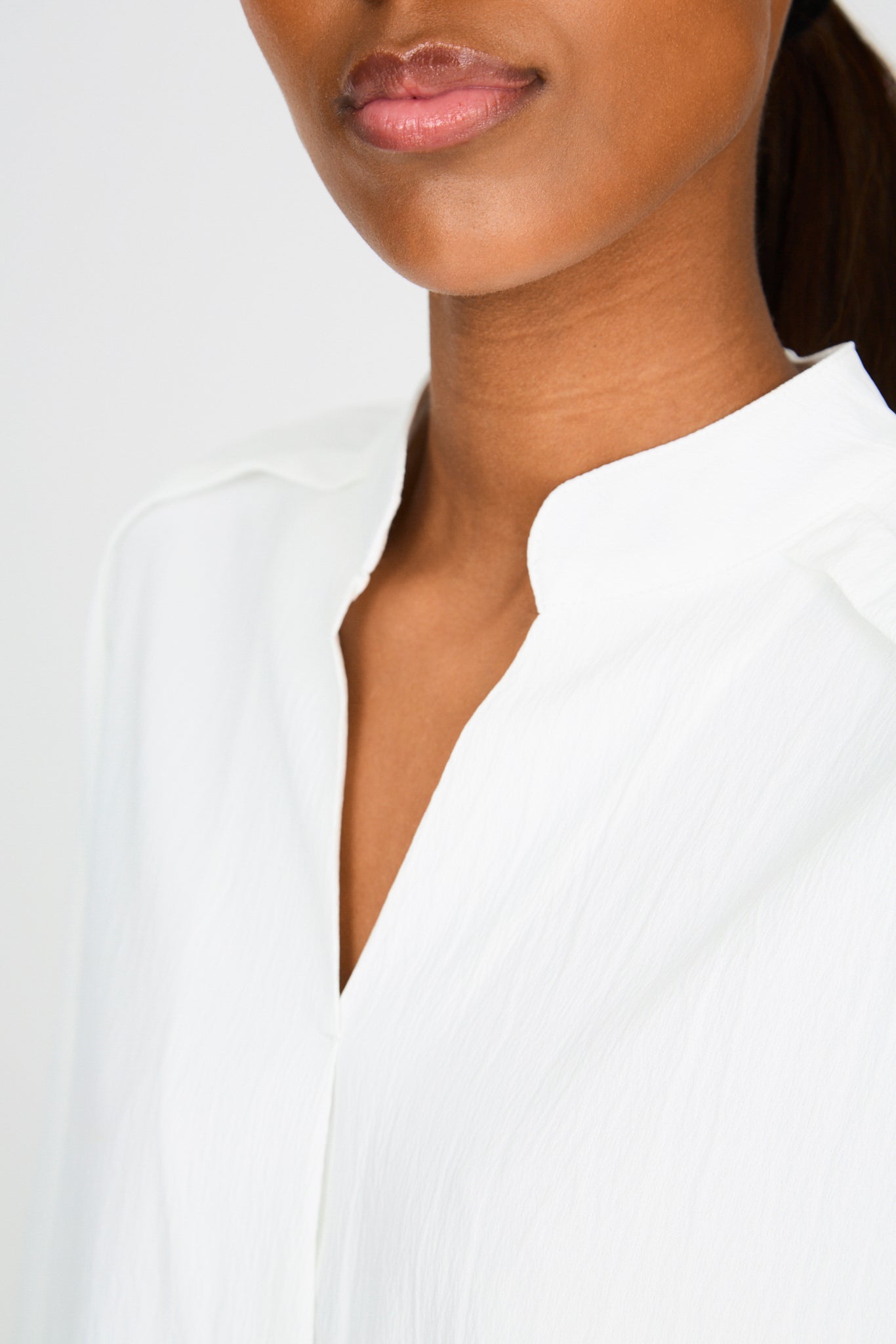 White round collar V tunic