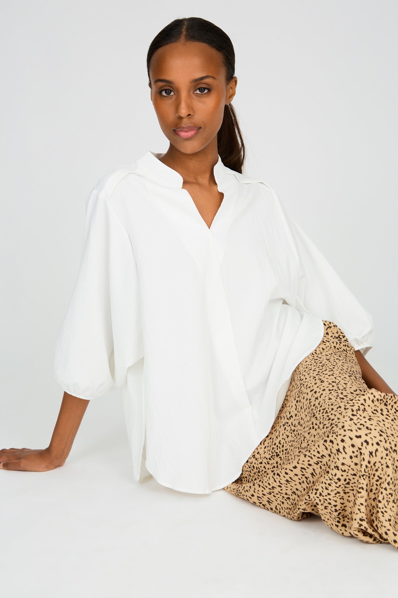 White round collar V tunic