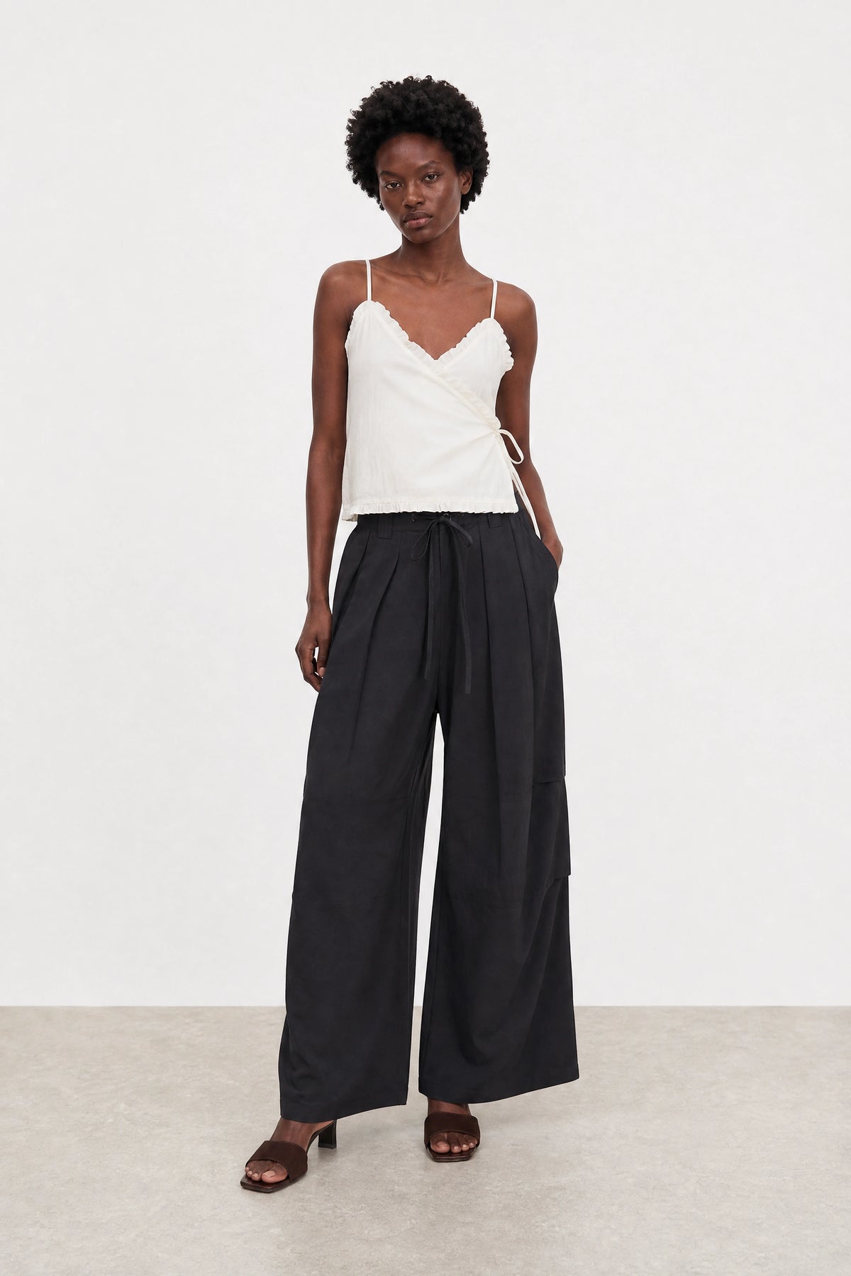 White ruffle trim tie waist tank_4