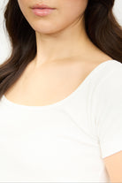 White scoop neck t-shirt_3