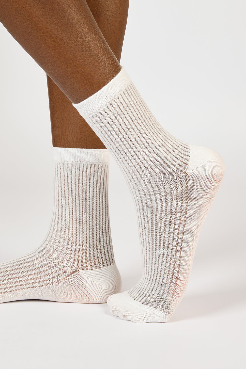 White semi sheer ribbed socks_1