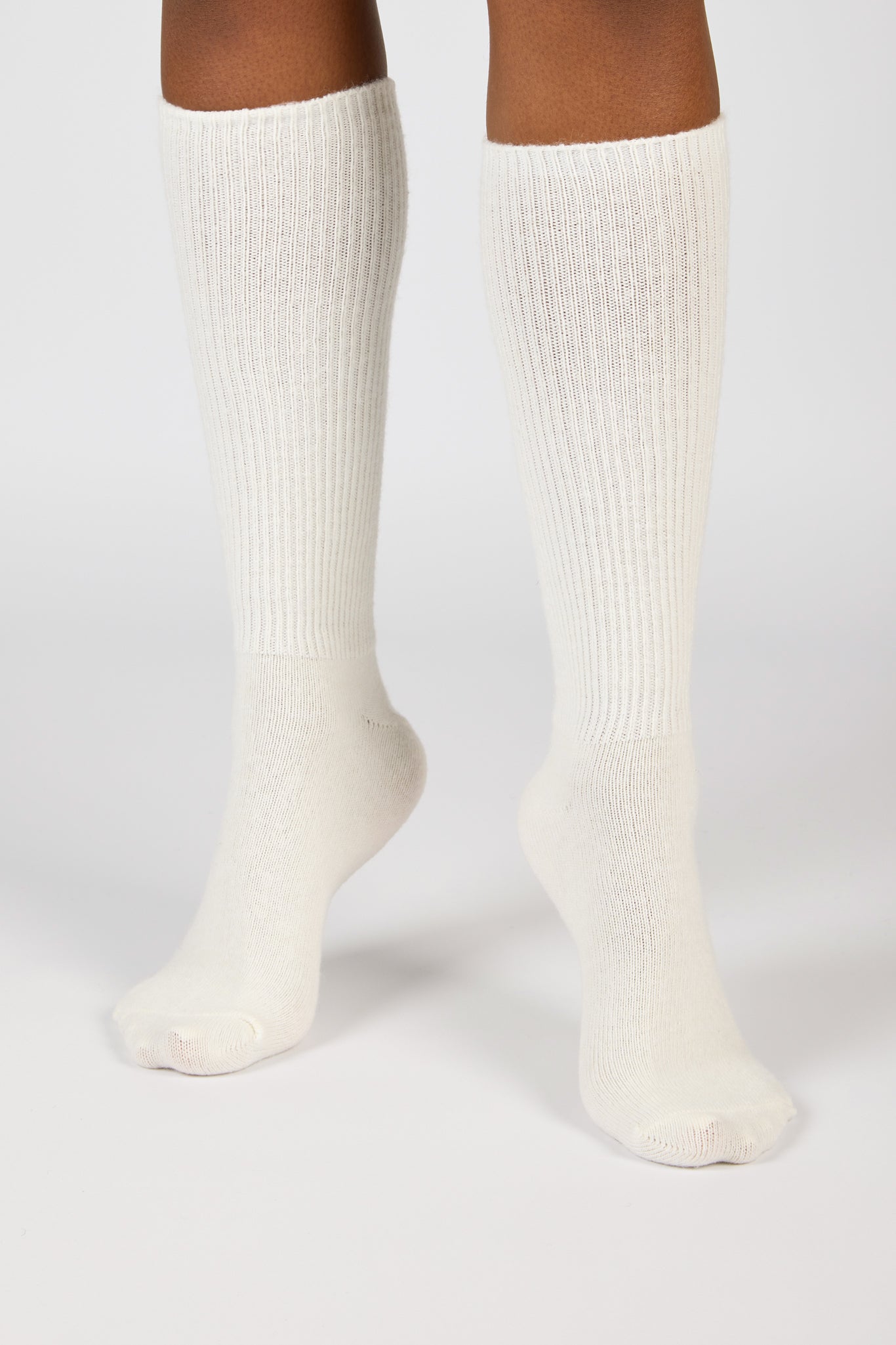 White thin ribbed long cashmere blend socks_4