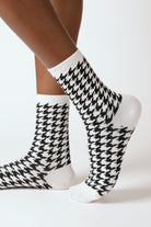 White and black houndstooth check socks_1