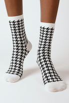 White and black houndstooth check socks_4