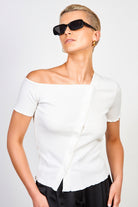 White diagonal button tee_1