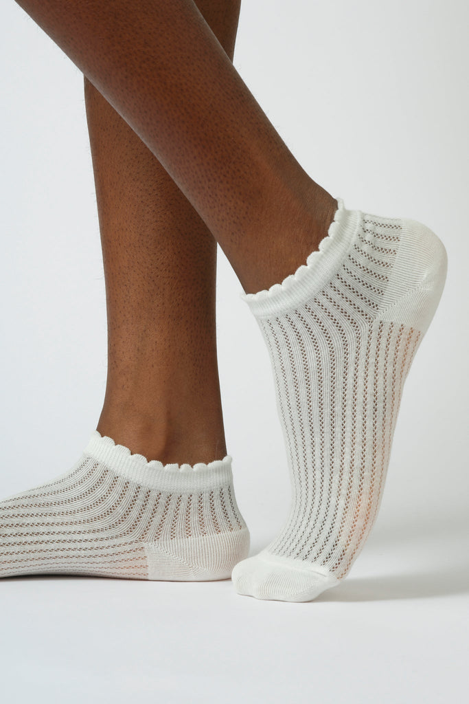 White ribbed soft trim ankle socks_1