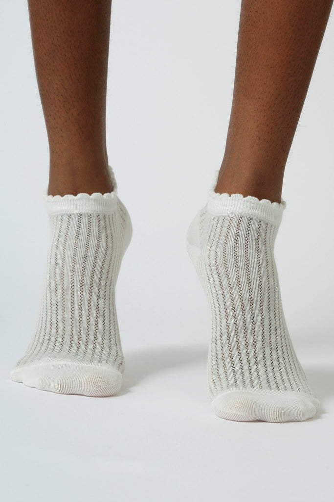White ribbed soft trim ankle socks_2