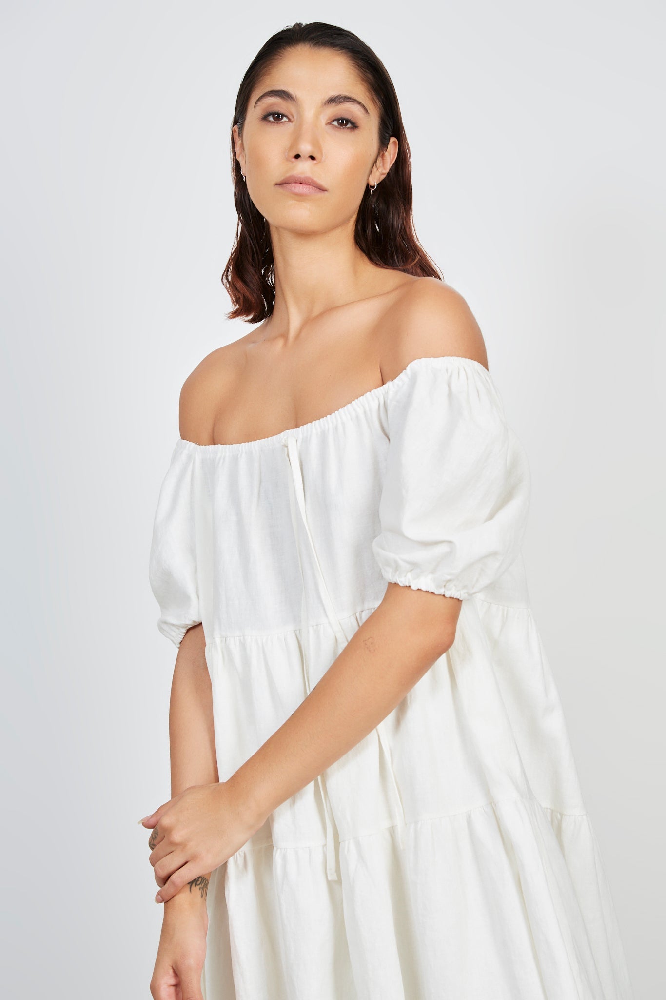 White tiered puff sleeve mini dress_4
