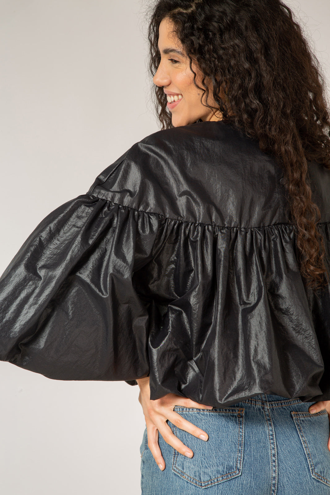 Black button back cropped blouse_3