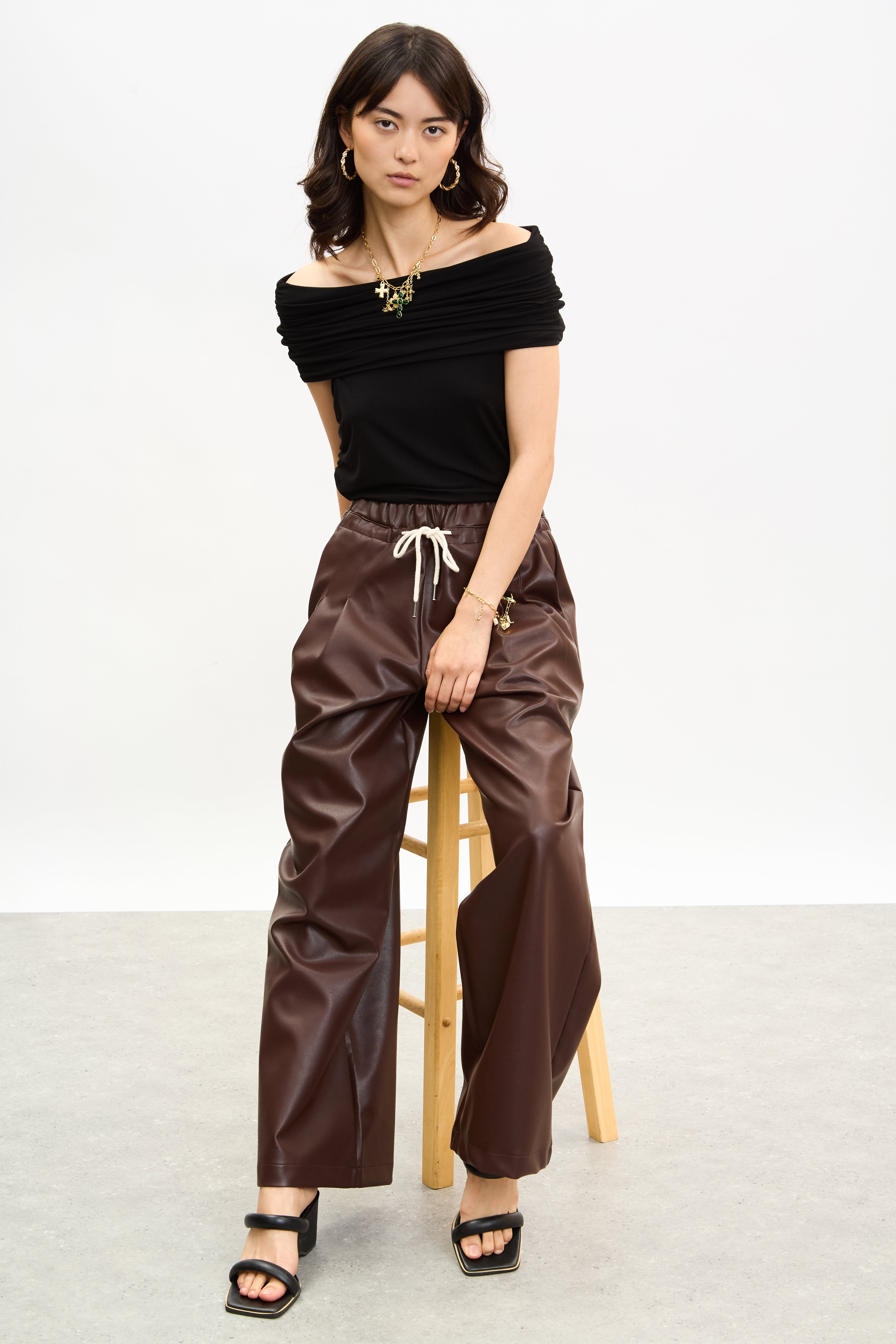 Burgundy vegan leather pleated drawstring trousers_5
