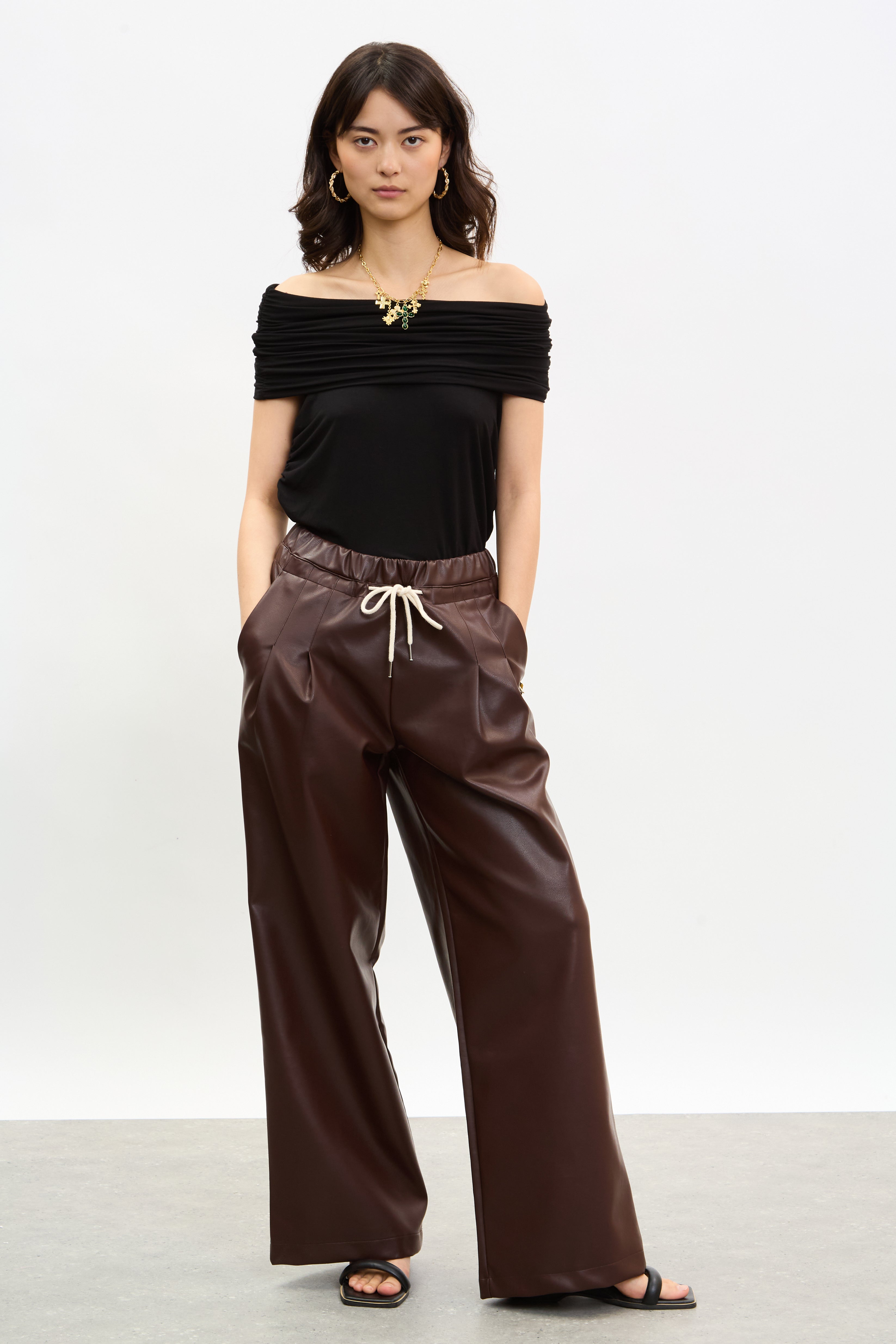 Burgundy vegan leather pleated drawstring trousers_4