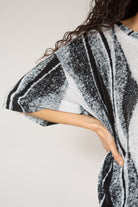 Grey and black abstract print short sleeved top_8