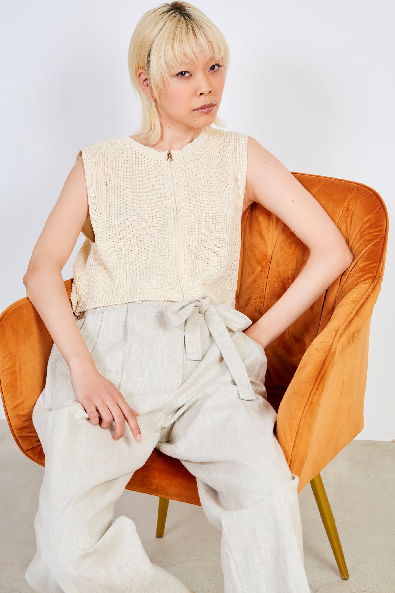 Ivory round neck zip knit vest_5